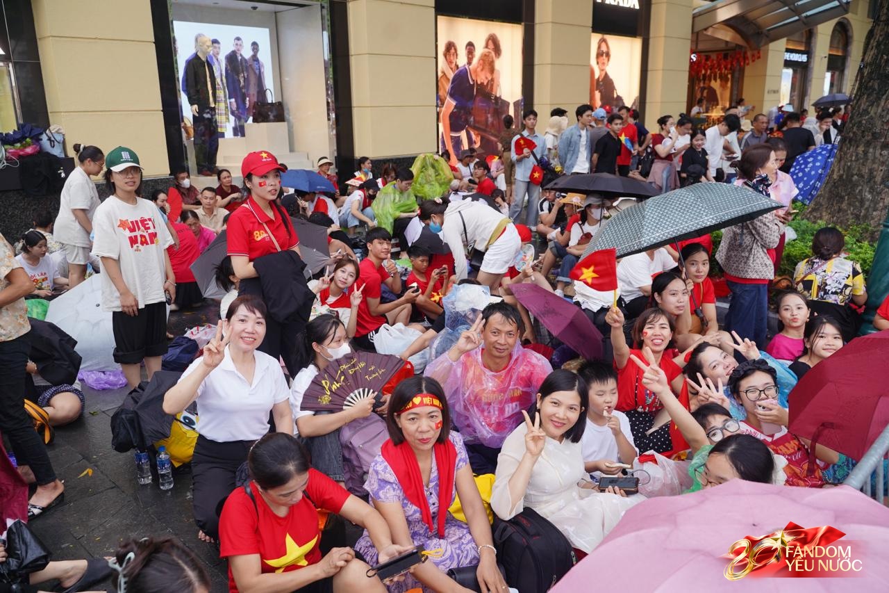 Hà Nội mưa như trút, "khối yêu nước" vẫn không rời vị trí để xem diễu binh 2/9- Ảnh 3.