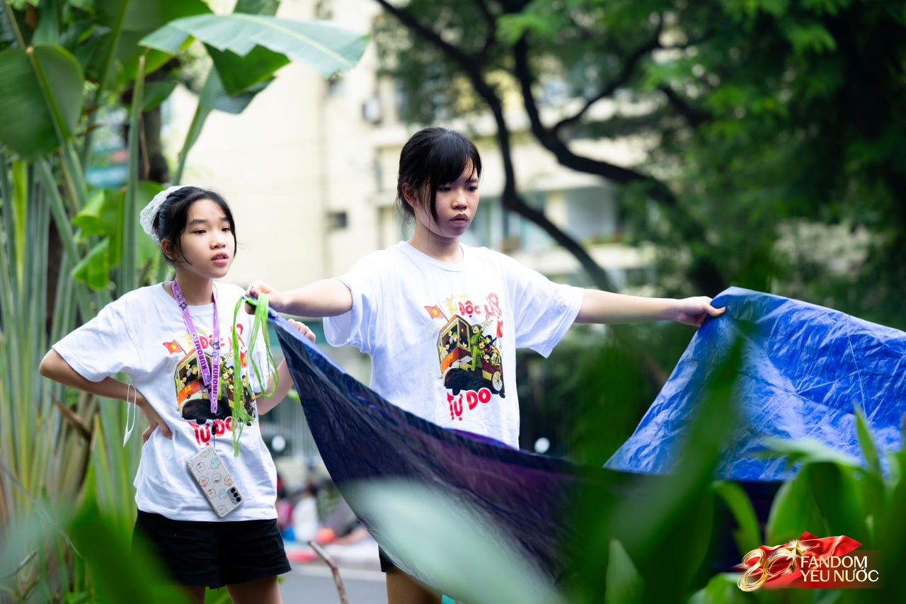 Hà Nội mưa như trút, "khối yêu nước" vẫn không rời vị trí để xem diễu binh 2/9- Ảnh 37.