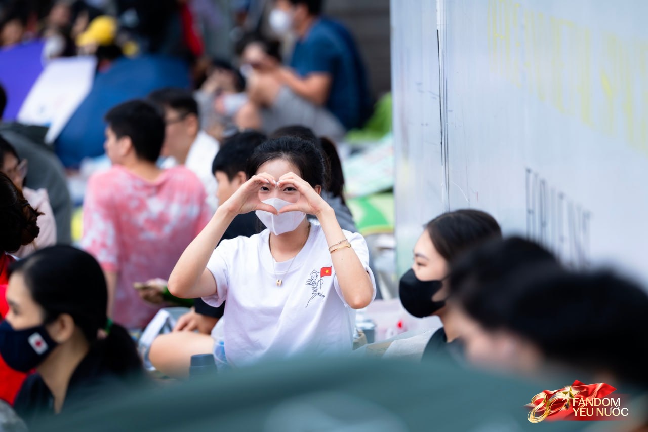 Hà Nội mưa như trút, "khối yêu nước" vẫn không rời vị trí để xem diễu binh 2/9- Ảnh 35.