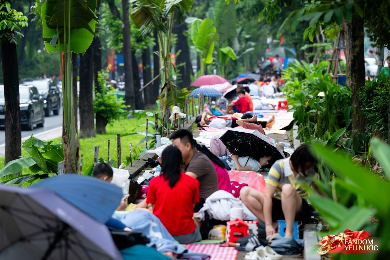 Hà Nội mưa như trút, "khối yêu nước" vẫn không rời vị trí để xem diễu binh 2/9- Ảnh 33.