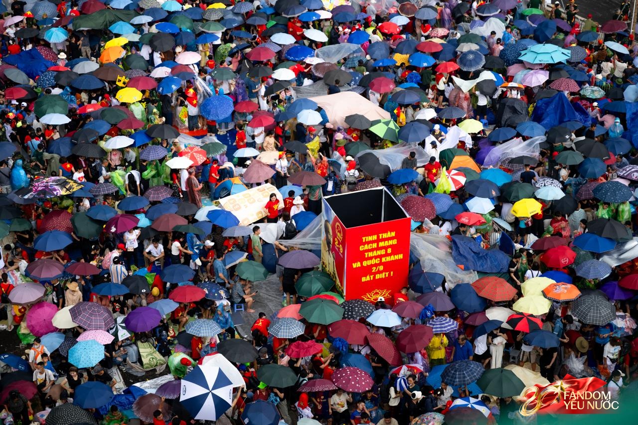Hà Nội mưa như trút, "khối yêu nước" vẫn không rời vị trí để xem diễu binh 2/9- Ảnh 17.