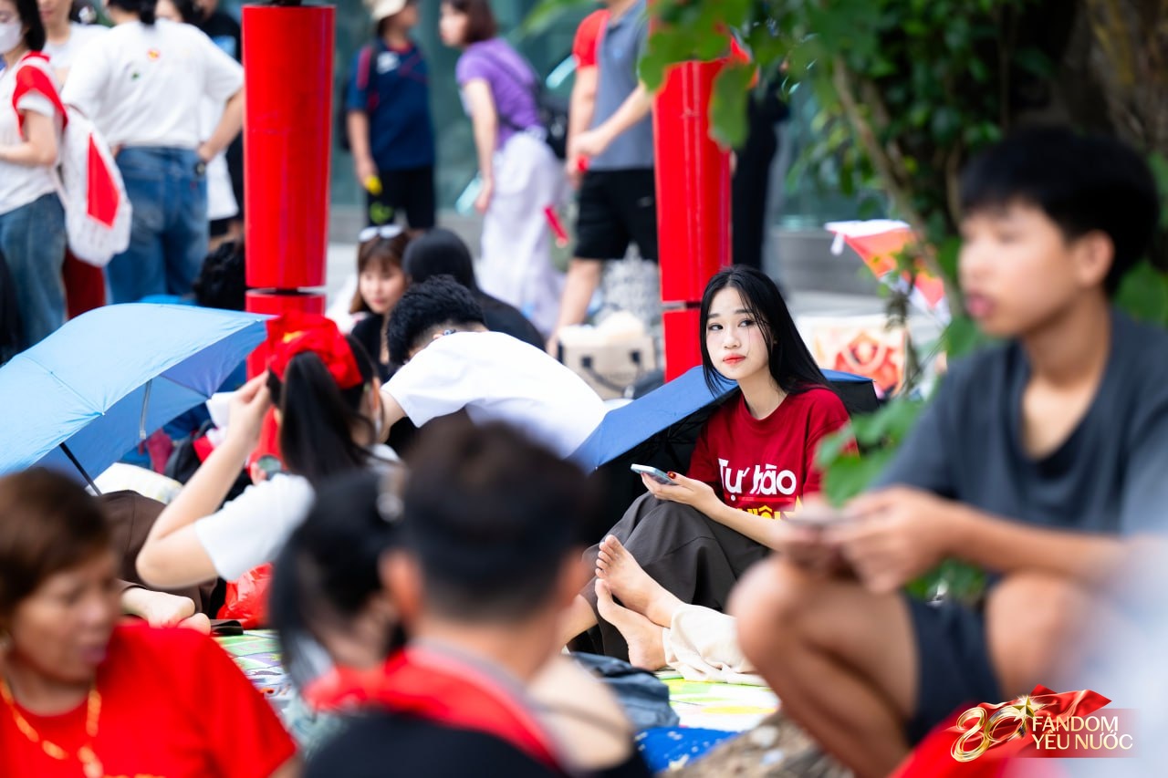 Hà Nội mưa như trút, "khối yêu nước" vẫn không rời vị trí để xem diễu binh 2/9- Ảnh 34.