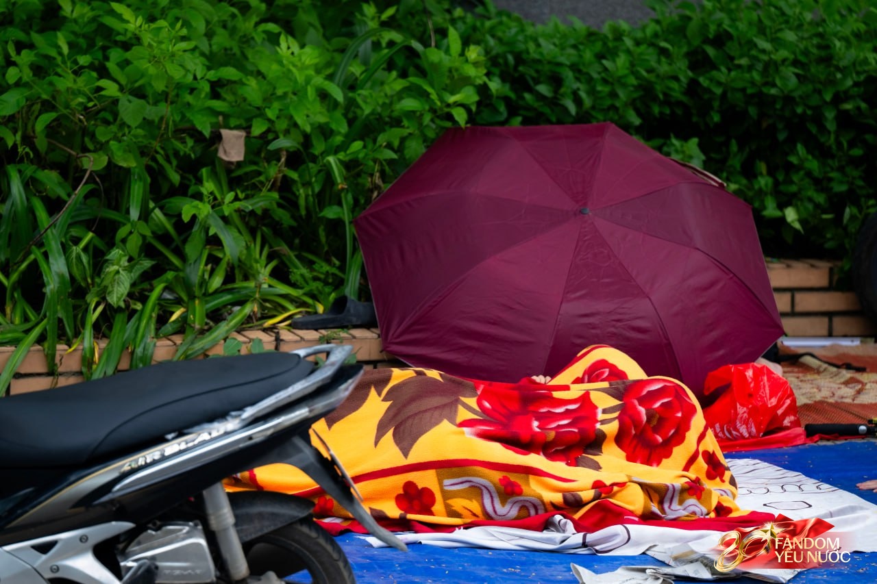 Hà Nội mưa như trút, "khối yêu nước" vẫn không rời vị trí để xem diễu binh 2/9- Ảnh 38.