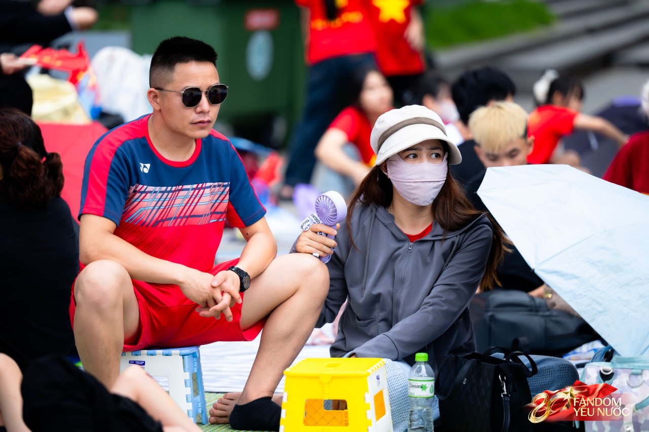 Hà Nội mưa như trút, "khối yêu nước" vẫn không rời vị trí để xem diễu binh 2/9- Ảnh 39.