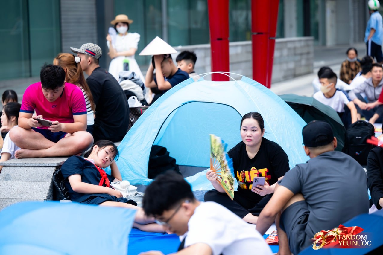 Hà Nội mưa như trút, "khối yêu nước" vẫn không rời vị trí để xem diễu binh 2/9- Ảnh 36.