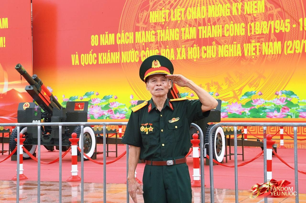 Hà Nội mưa như trút, "khối yêu nước" vẫn không rời vị trí để xem diễu binh 2/9- Ảnh 4.