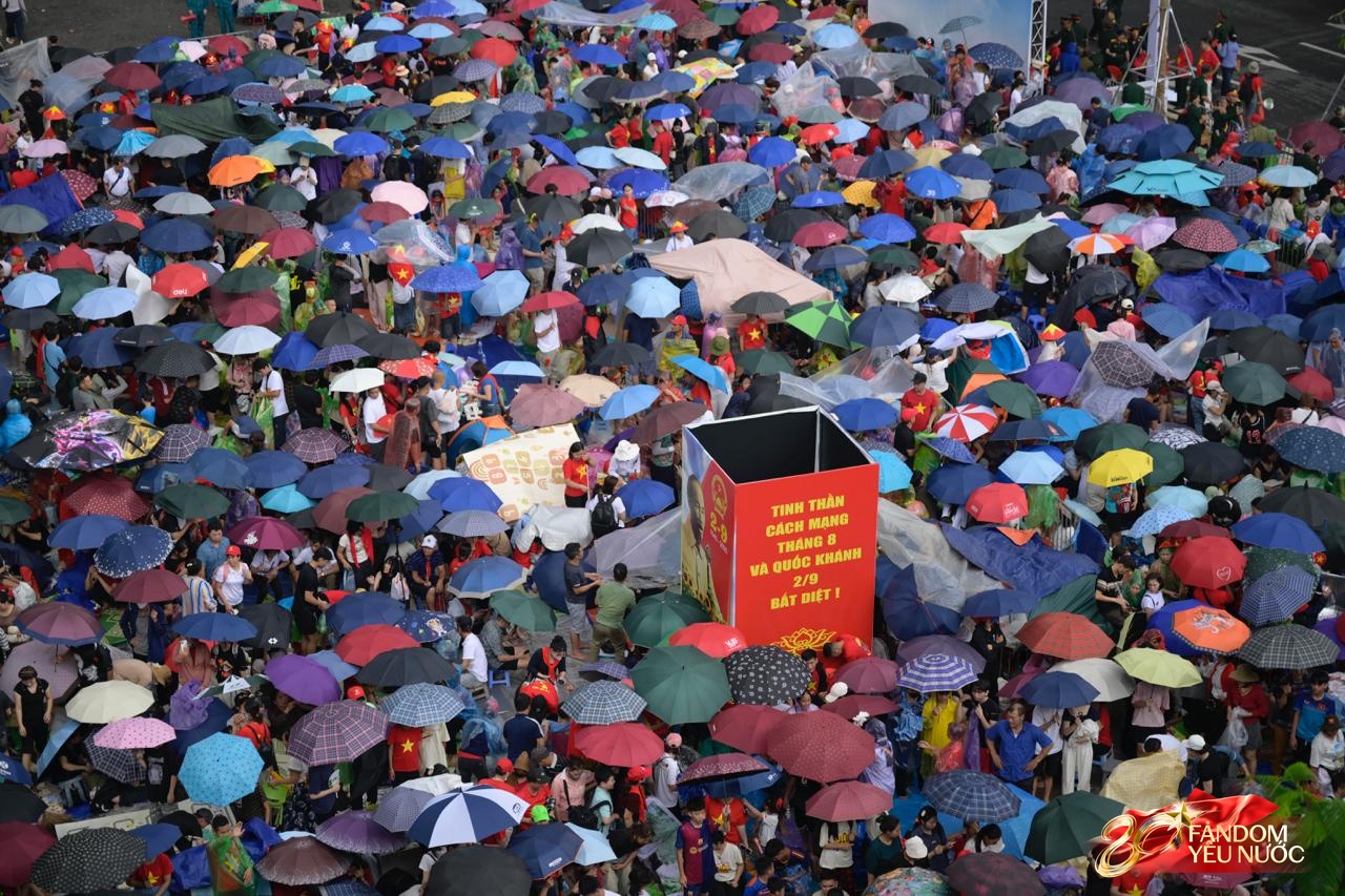 Hà Nội mưa như trút, "khối yêu nước" vẫn không rời vị trí để xem diễu binh 2/9- Ảnh 19.