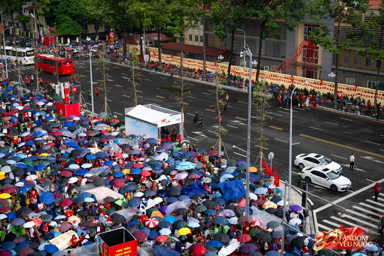 Hà Nội mưa như trút, "khối yêu nước" vẫn không rời vị trí để xem diễu binh 2/9- Ảnh 16.