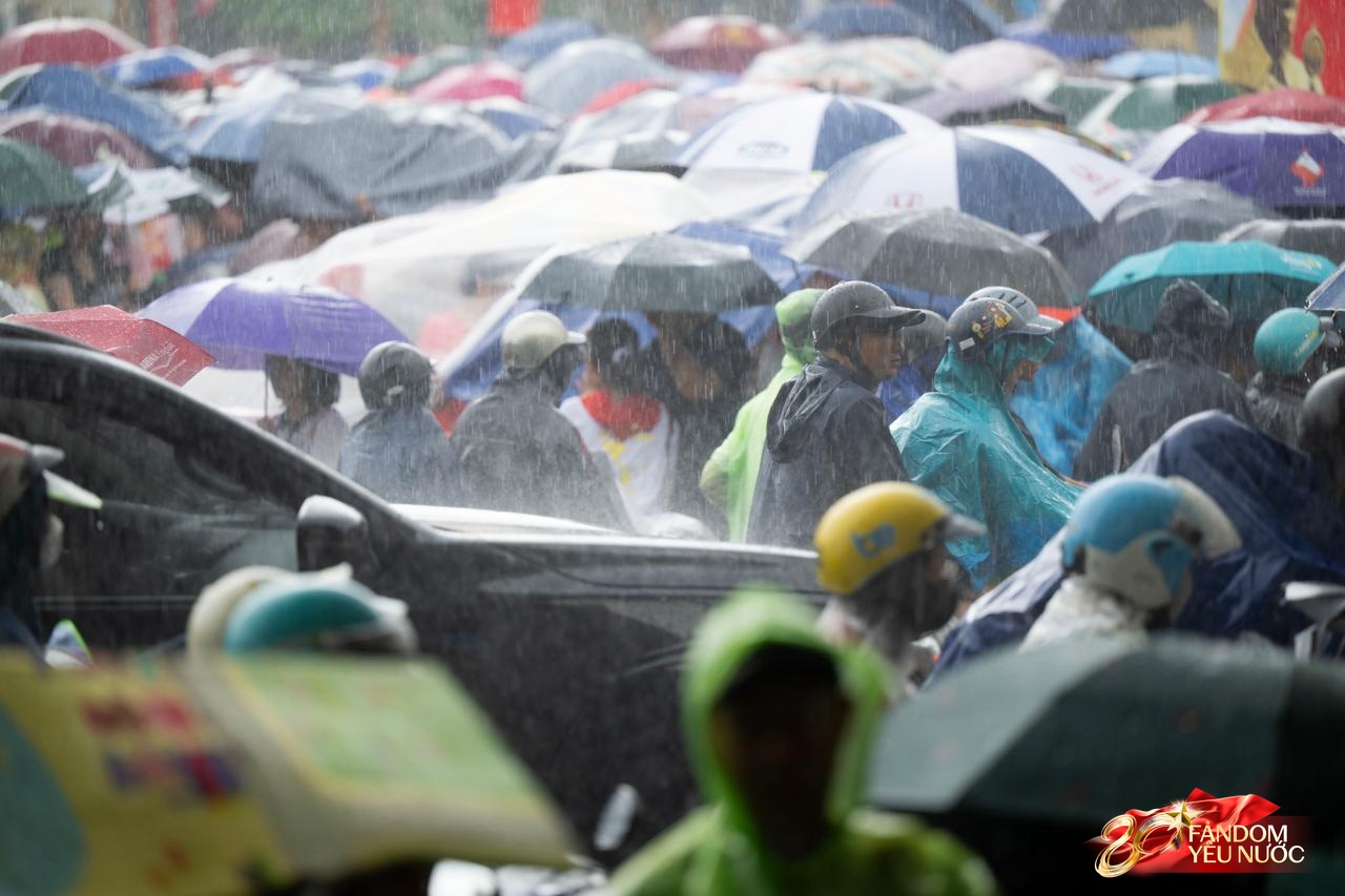 Cập nhật đường phố Thủ Đô chiều 1/9: Người dân đội mưa giữ chỗ; Bắt đầu hạn chế phương tiện lưu thông- Ảnh 3.
