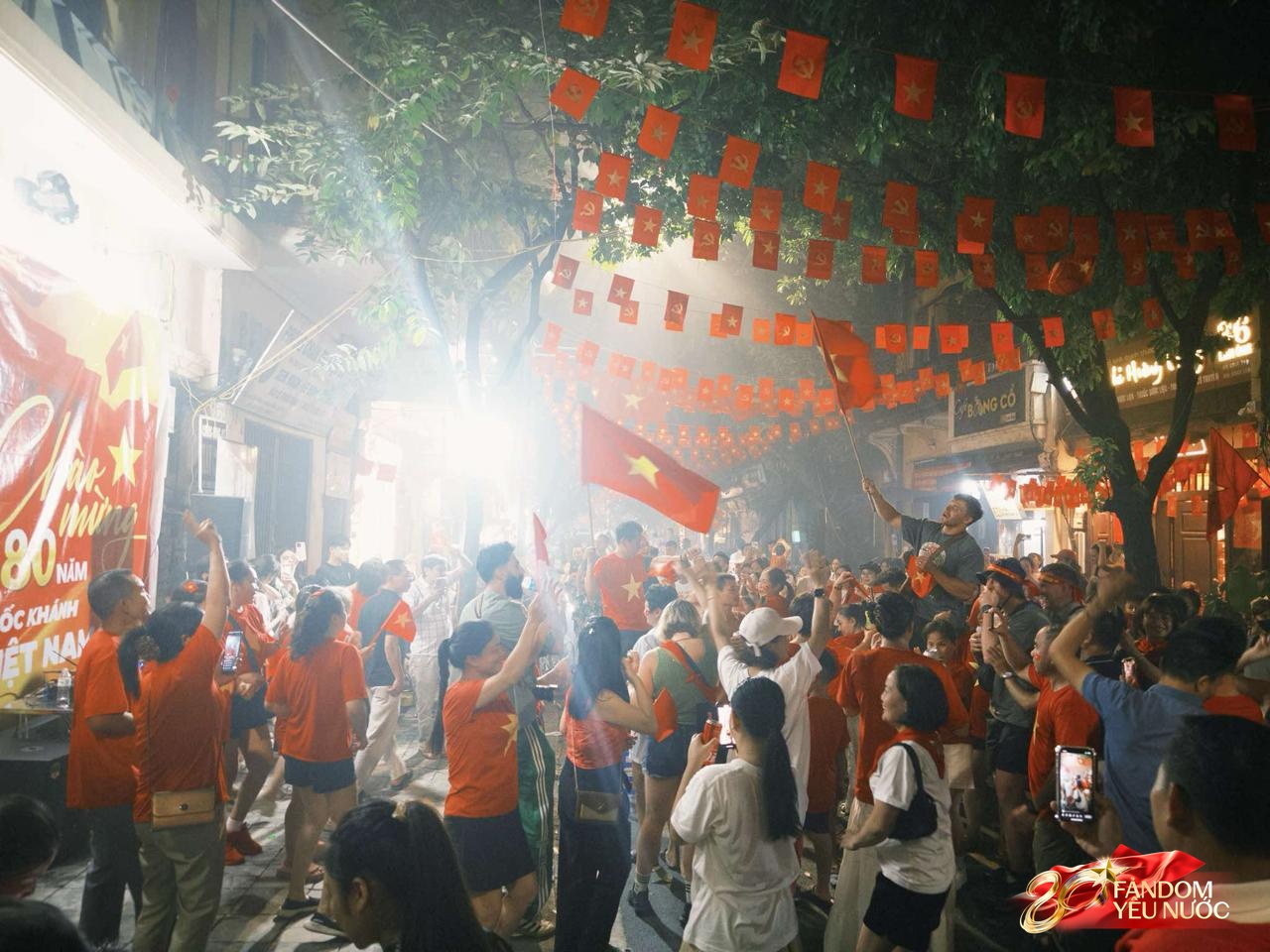 10 tiếng trước giờ G, người dân đã mở mini concert tưng bừng! Vui quá Tổ quốc ơi!- Ảnh 1.