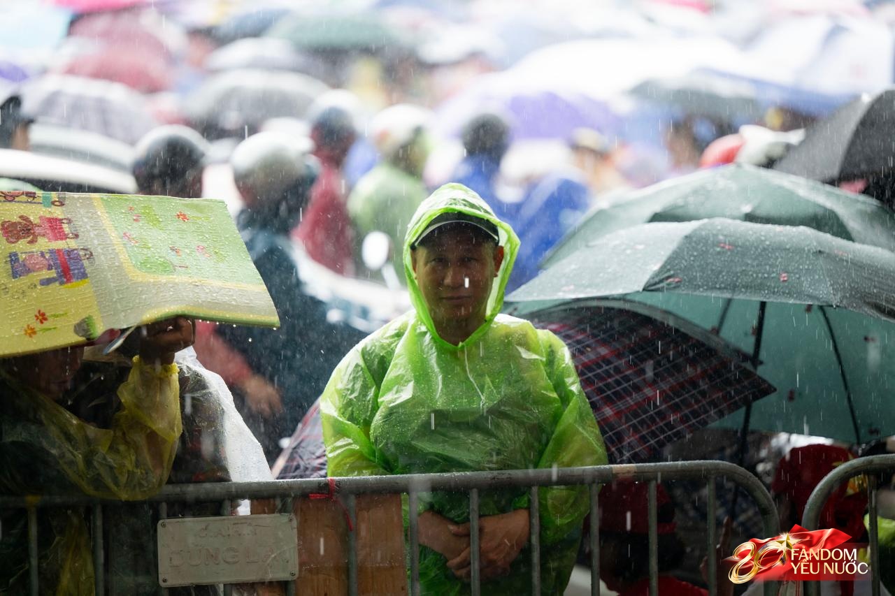 Cập nhật đường phố Thủ Đô chiều 1/9: Người dân đội mưa giữ chỗ; Bắt đầu hạn chế phương tiện lưu thông- Ảnh 4.