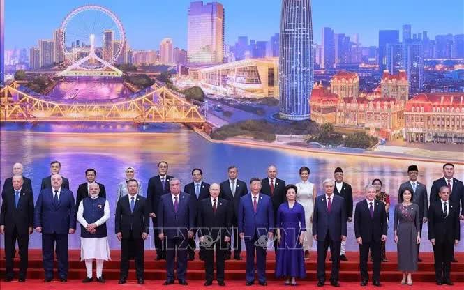 Hội nghị thượng đỉnh SCO: L&atilde;nh đạo c&aacute;c quốc gia ph&ecirc; chuẩn Tuy&ecirc;n bố Thi&ecirc;n T&acirc;n - Ảnh 1.