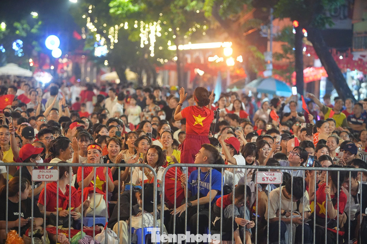Biển người đổ về trung tâm Hà Nội - Ảnh 12.