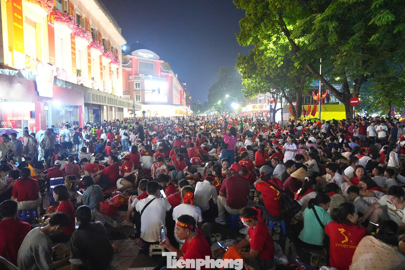 Biển người đổ về trung tâm Hà Nội - Ảnh 1.
