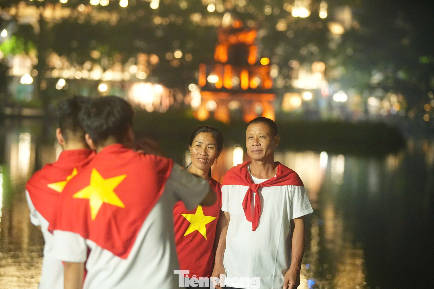 Biển người đổ về trung tâm Hà Nội - Ảnh 18.