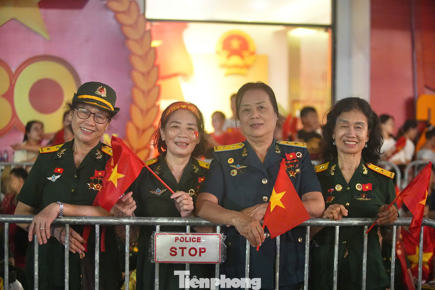 Biển người đổ về trung tâm Hà Nội - Ảnh 15.