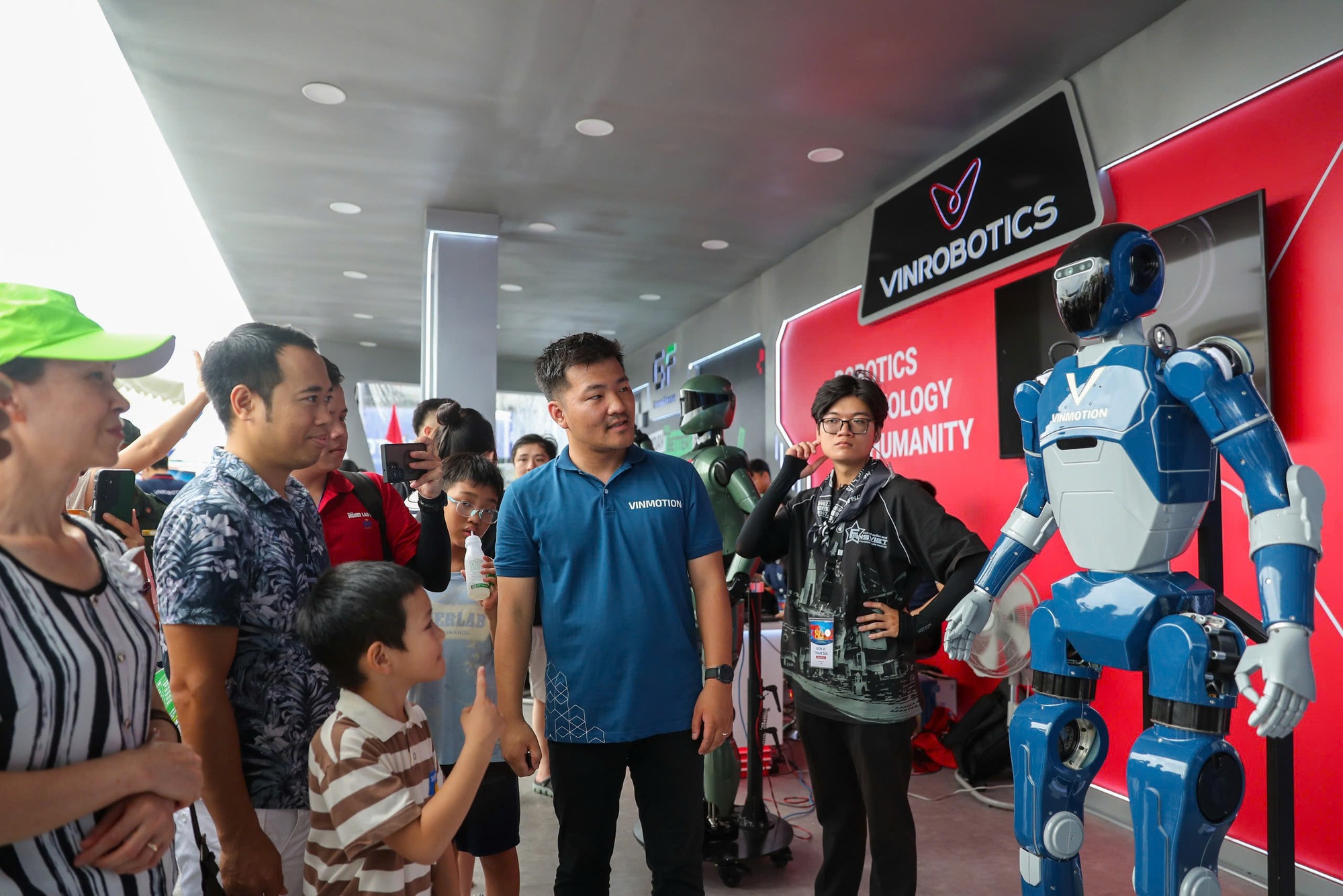 &Quot;Cười Ra Nước Mắt&Quot; Khi Nói Chuyện Với Robot Hình Người Của Vingroup 1 Người Dân 'Cười Ra Nước Mắt' Khi Nói Chuyện Với Robot Hình Người Của Vingroup - Ảnh 1.