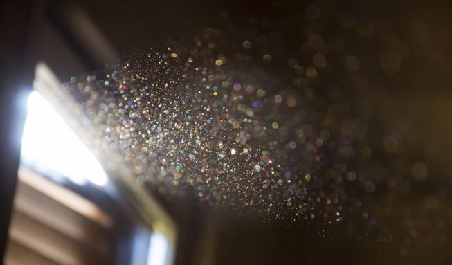 Nghiên cứu cho thấy con người có thể hít tới 68.000 hạt vi nhựa mỗi ngày - Ảnh 1.