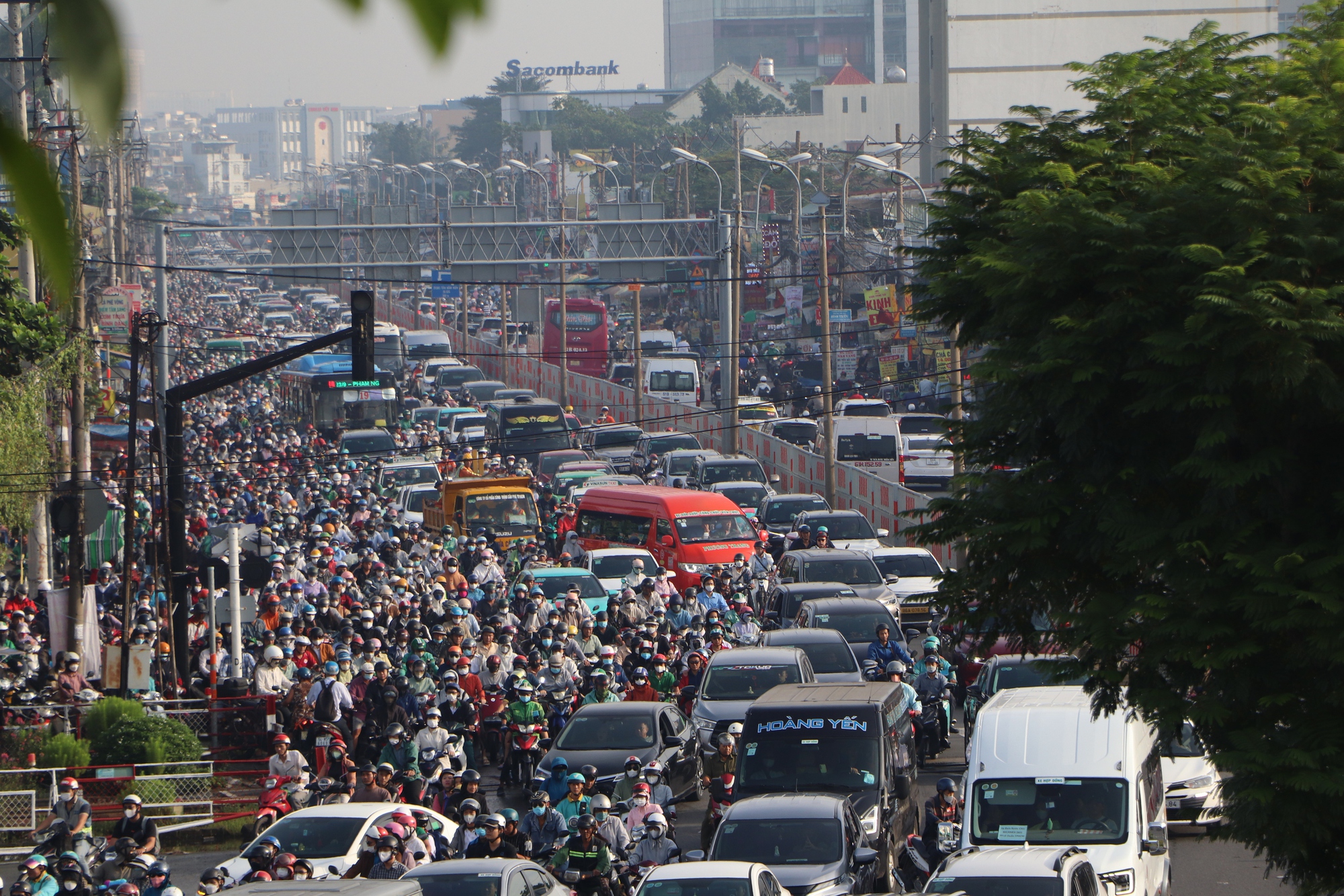 Hình ảnh xe cứu thương chật vật di chuyển trên Quốc lộ 13 giữa ùn tắc giao thông - Ảnh 1. Hình ảnh xe cứu thương chật vật di chuyển trên Quốc lộ 13 giữa ùn tắc giao thông - Ảnh 1.