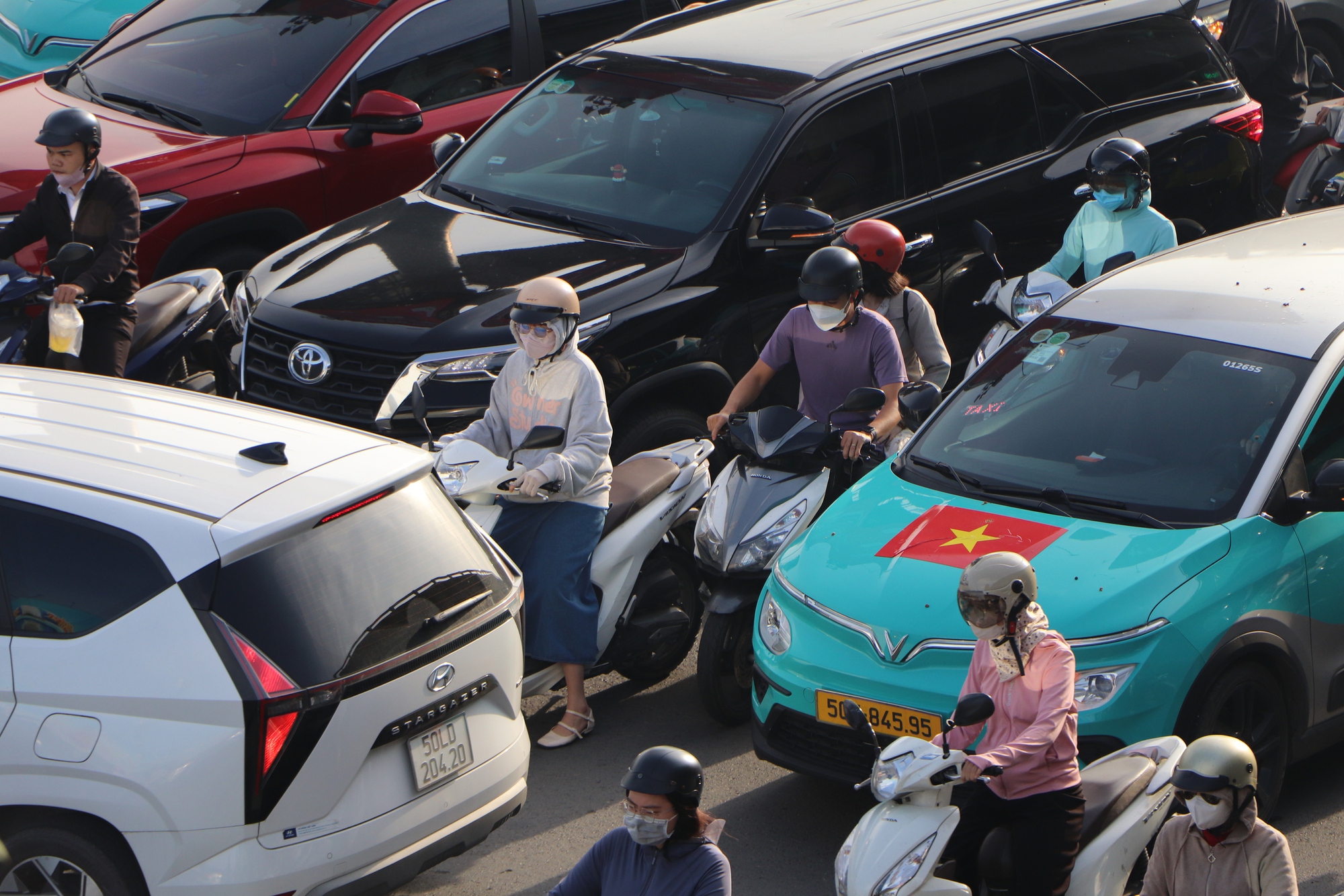 Hình ảnh xe cứu thương chật vật di chuyển trên Quốc lộ 13 giữa ùn tắc giao thông - Ảnh 7. Hình ảnh xe cứu thương chật vật di chuyển trên Quốc lộ 13 giữa ùn tắc giao thông - Ảnh 7.