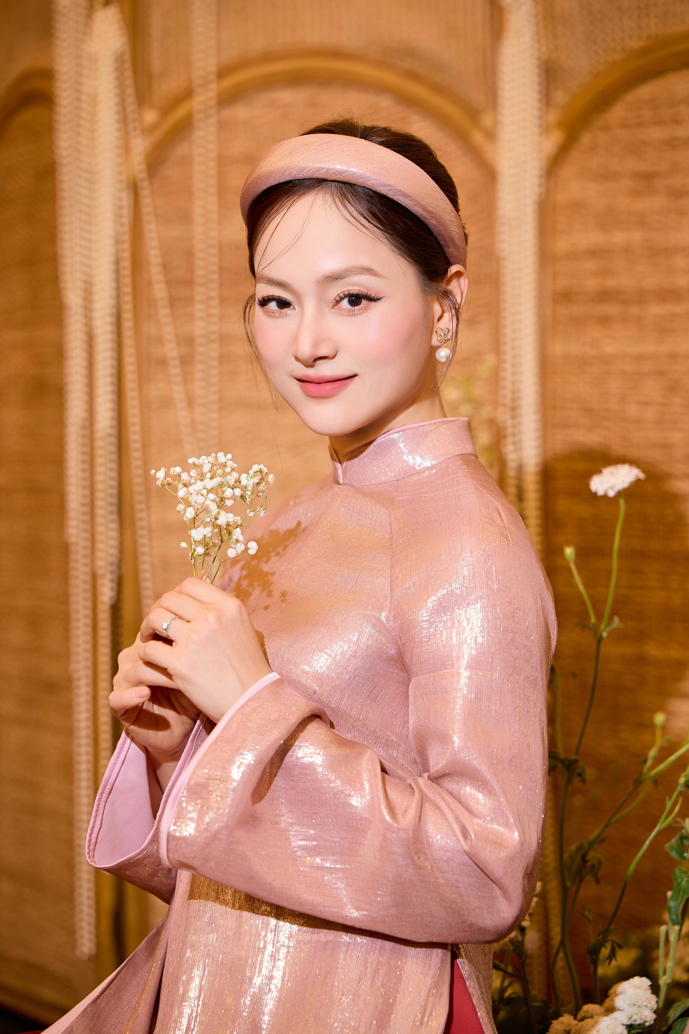 Tại sao Lan Phương lại địu con nhỏ tới toà xử ly hôn với chồng Tây?- Ảnh 1. Tại sao Lan Phương lại địu con nhỏ tới toà xử ly hôn với chồng Tây?- Ảnh 1.