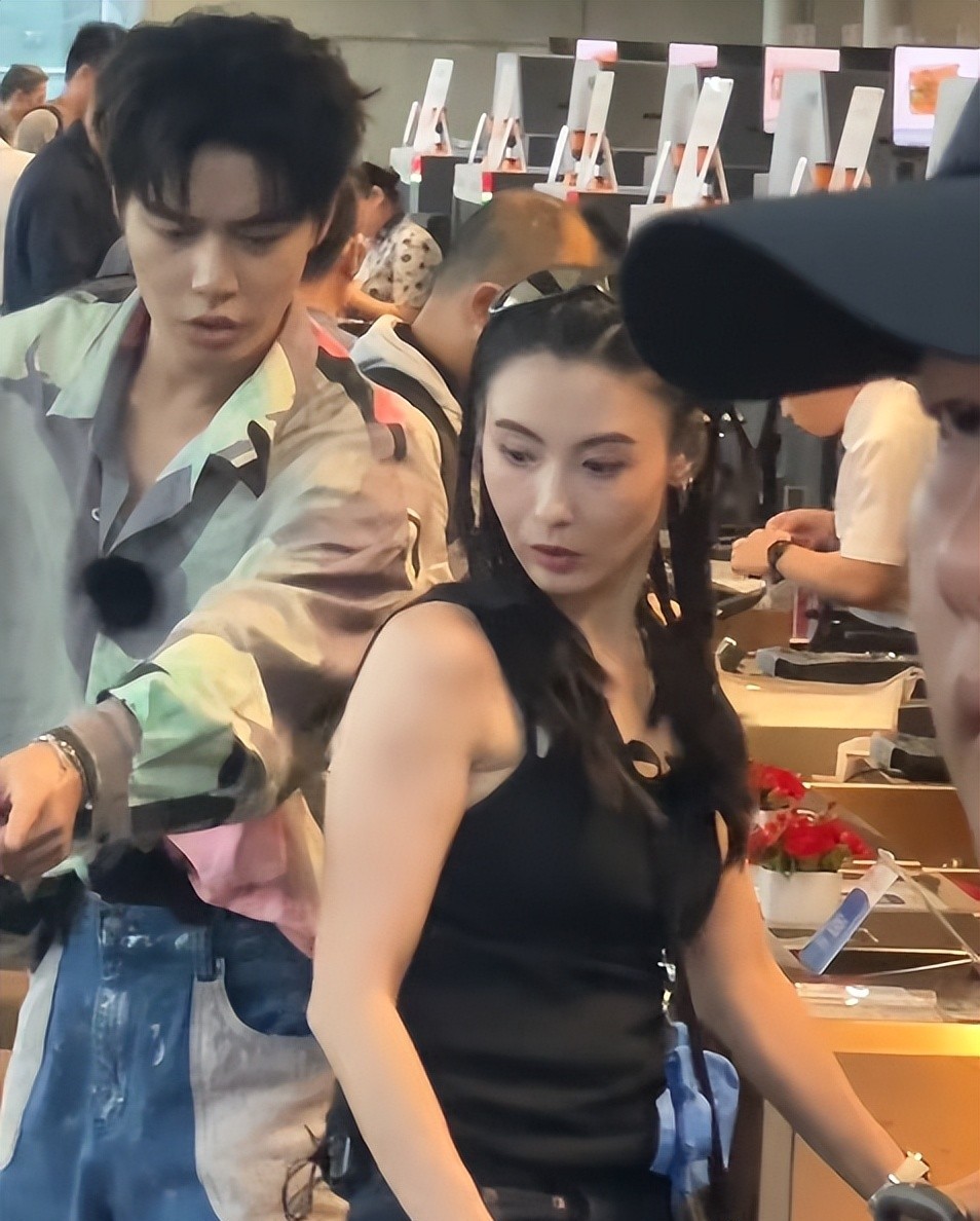 "Quý bà trung niên" Trương Bá Chi lộ diện với mặt mộc: Da trắng phát sáng, gầy tới mức má hóp khiến netizen lo lắng- Ảnh 3. "Quý bà trung niên" Trương Bá Chi lộ diện với mặt mộc: Da trắng phát sáng, gầy tới mức má hóp khiến netizen lo lắng- Ảnh 3.