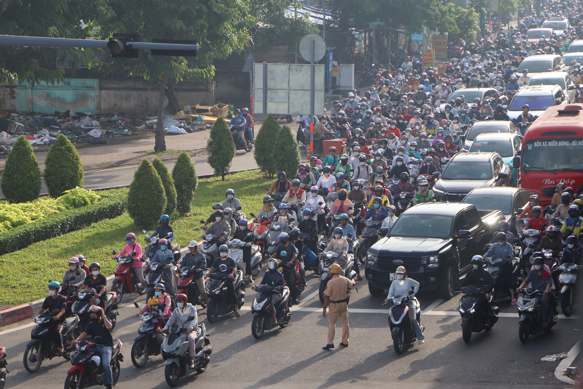 Hình ảnh xe cứu thương chật vật di chuyển trên Quốc lộ 13 giữa ùn tắc giao thông - Ảnh 9. Hình ảnh xe cứu thương chật vật di chuyển trên Quốc lộ 13 giữa ùn tắc giao thông - Ảnh 9.