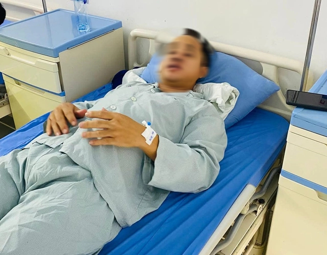 Vụ giúp người gặp tai nạn, hai anh em bị đánh nhập viện: Xác định các đối tượng hành hung- Ảnh 1. Vụ giúp người gặp tai nạn, hai anh em bị đánh nhập viện: Xác định các đối tượng hành hung- Ảnh 1.