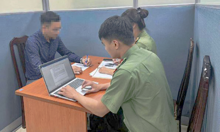 Phạt Facebooker đăng tin sai sự thật mặc trang phục công an tại Hà Nội - Ảnh 2.