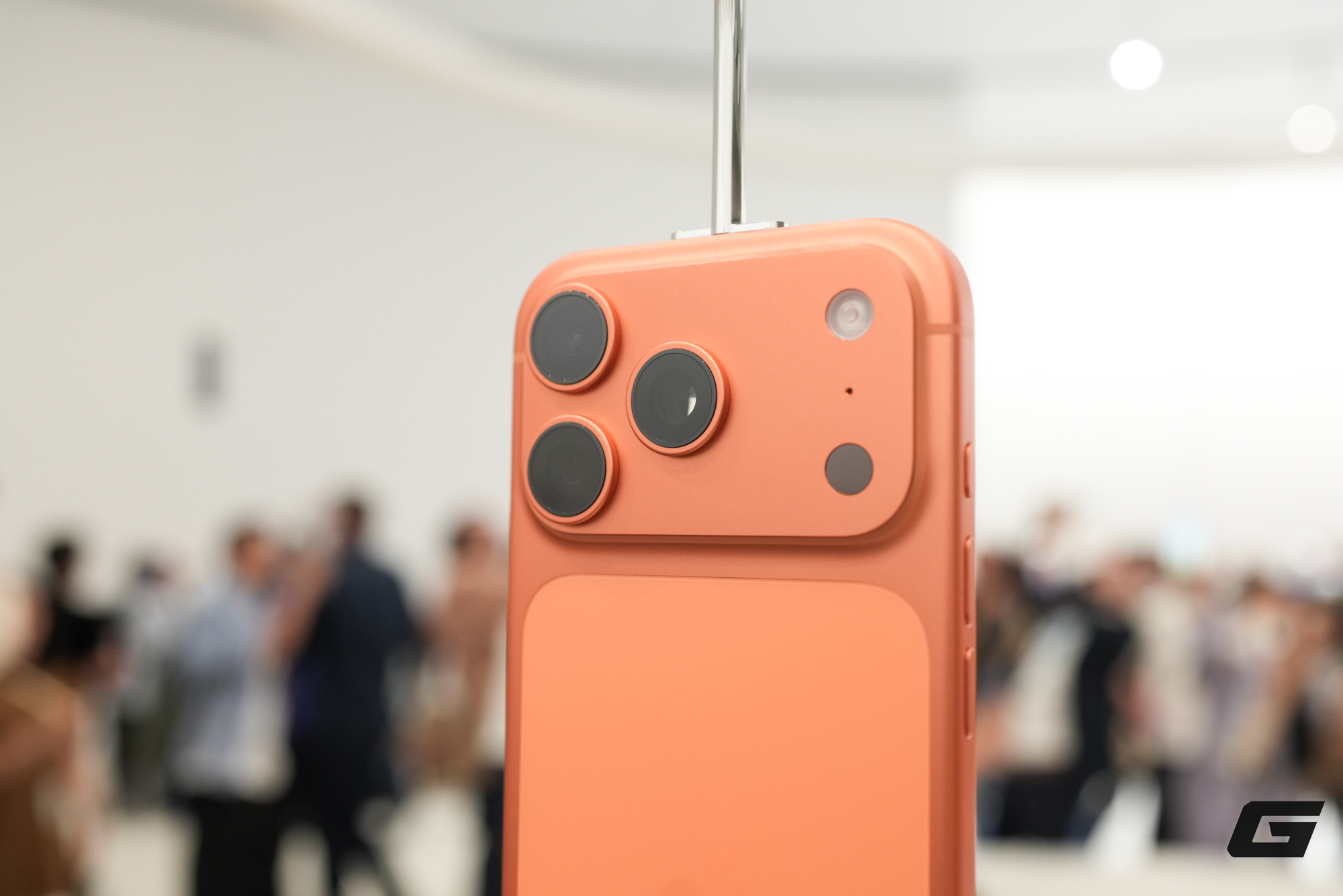 Trên tay iPhone 17 Pro Max tại Mỹ: Camera nâng cấp lớn, bộ ba chip mới A19 Pro + N1 + C1X, pin trâu nhất lịch sử nhưng phải đánh đổi dày và nặng hơn, giá tại Việt Nam cũng cao hơn- Ảnh 2. Trên tay iPhone 17 Pro Max tại Mỹ: Camera nâng cấp lớn, bộ ba chip mới A19 Pro + N1 + C1X, pin trâu nhất lịch sử nhưng phải đánh đổi dày và nặng hơn, giá tại Việt Nam cũng cao hơn- Ảnh 2.