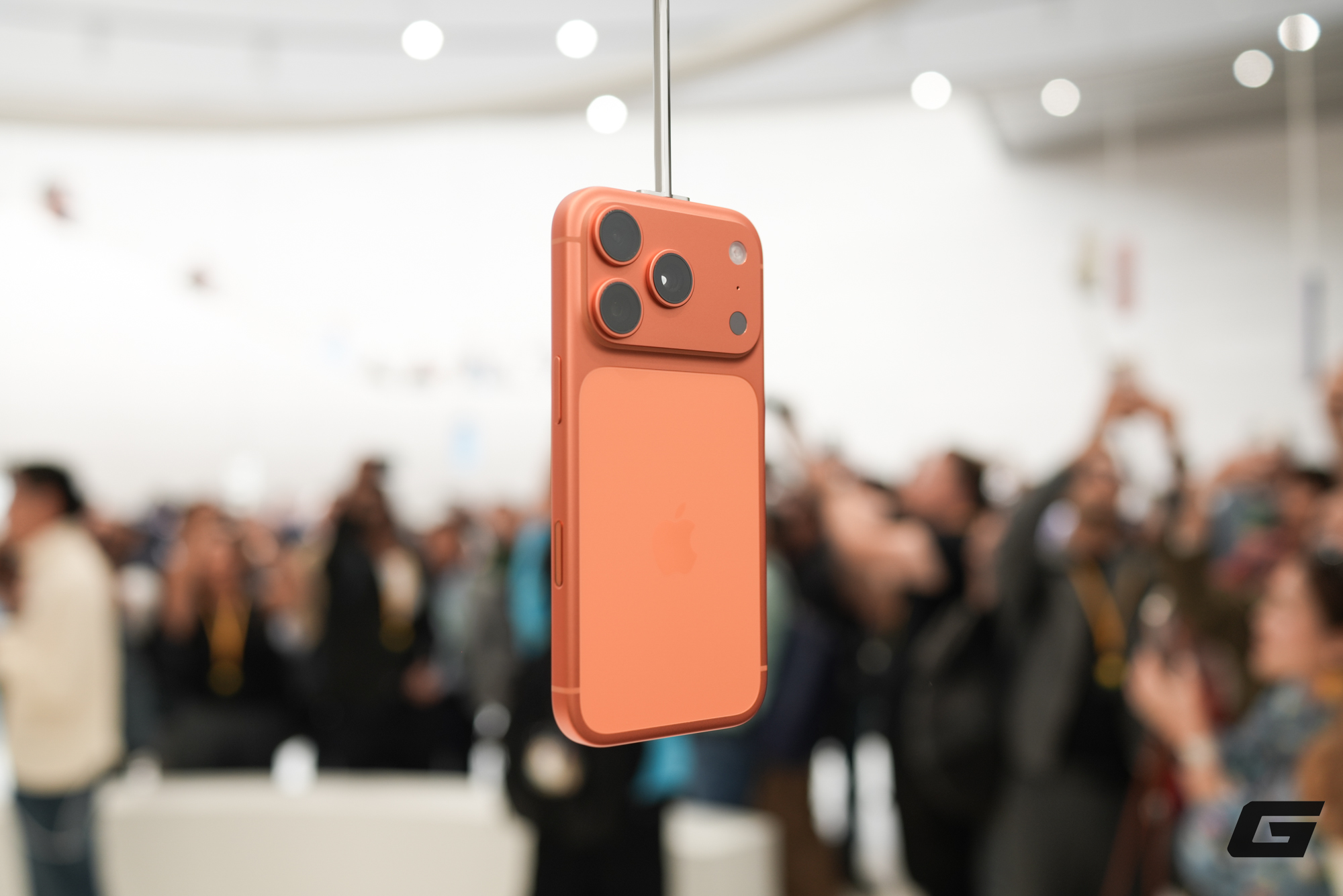 Trên tay iPhone 17 Pro Max tại Mỹ: Camera nâng cấp lớn, bộ ba chip mới A19 Pro + N1 + C1X, pin trâu nhất lịch sử nhưng phải đánh đổi dày và nặng hơn, giá tại Việt Nam cũng cao hơn- Ảnh 3. Trên tay iPhone 17 Pro Max tại Mỹ: Camera nâng cấp lớn, bộ ba chip mới A19 Pro + N1 + C1X, pin trâu nhất lịch sử nhưng phải đánh đổi dày và nặng hơn, giá tại Việt Nam cũng cao hơn- Ảnh 3.