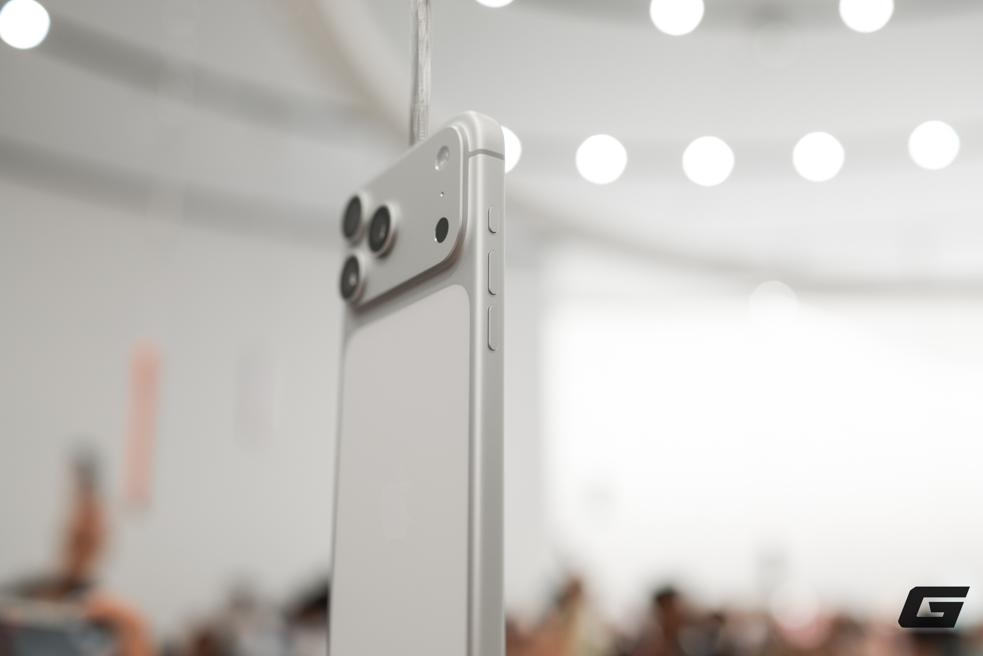 Trên tay iPhone 17 Pro Max tại Mỹ: Camera nâng cấp lớn, bộ ba chip mới A19 Pro + N1 + C1X, pin trâu nhất lịch sử nhưng phải đánh đổi dày và nặng hơn, giá tại Việt Nam cũng cao hơn- Ảnh 5. Trên tay iPhone 17 Pro Max tại Mỹ: Camera nâng cấp lớn, bộ ba chip mới A19 Pro + N1 + C1X, pin trâu nhất lịch sử nhưng phải đánh đổi dày và nặng hơn, giá tại Việt Nam cũng cao hơn- Ảnh 5.