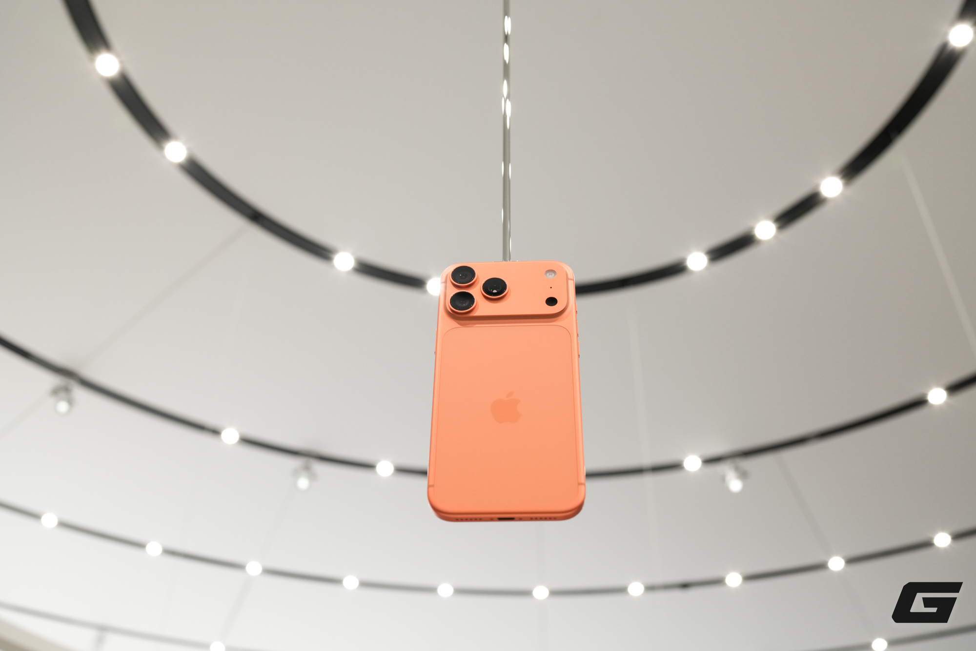 Trên tay iPhone 17 Pro Max tại Mỹ: Camera nâng cấp lớn, bộ ba chip mới A19 Pro + N1 + C1X, pin trâu nhất lịch sử nhưng phải đánh đổi dày và nặng hơn, giá tại Việt Nam cũng cao hơn- Ảnh 1. Trên tay iPhone 17 Pro Max tại Mỹ: Camera nâng cấp lớn, bộ ba chip mới A19 Pro + N1 + C1X, pin trâu nhất lịch sử nhưng phải đánh đổi dày và nặng hơn, giá tại Việt Nam cũng cao hơn- Ảnh 1.