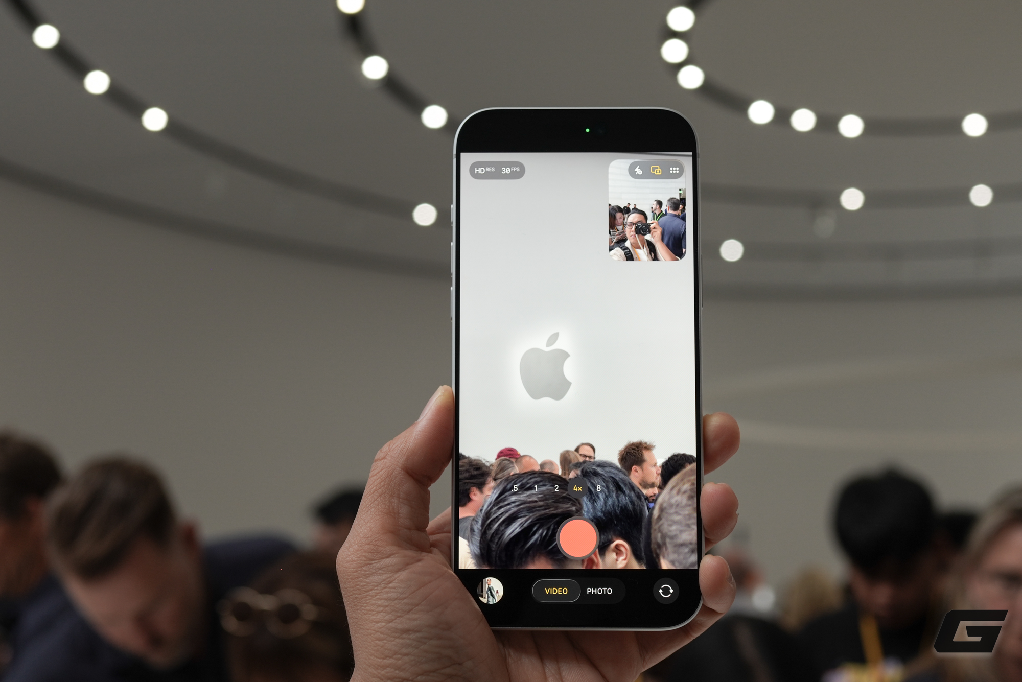 Trên tay iPhone 17 Pro Max tại Mỹ: Camera nâng cấp lớn, bộ ba chip mới A19 Pro + N1 + C1X, pin trâu nhất lịch sử nhưng phải đánh đổi dày và nặng hơn, giá tại Việt Nam cũng cao hơn- Ảnh 12. Trên tay iPhone 17 Pro Max tại Mỹ: Camera nâng cấp lớn, bộ ba chip mới A19 Pro + N1 + C1X, pin trâu nhất lịch sử nhưng phải đánh đổi dày và nặng hơn, giá tại Việt Nam cũng cao hơn- Ảnh 12.