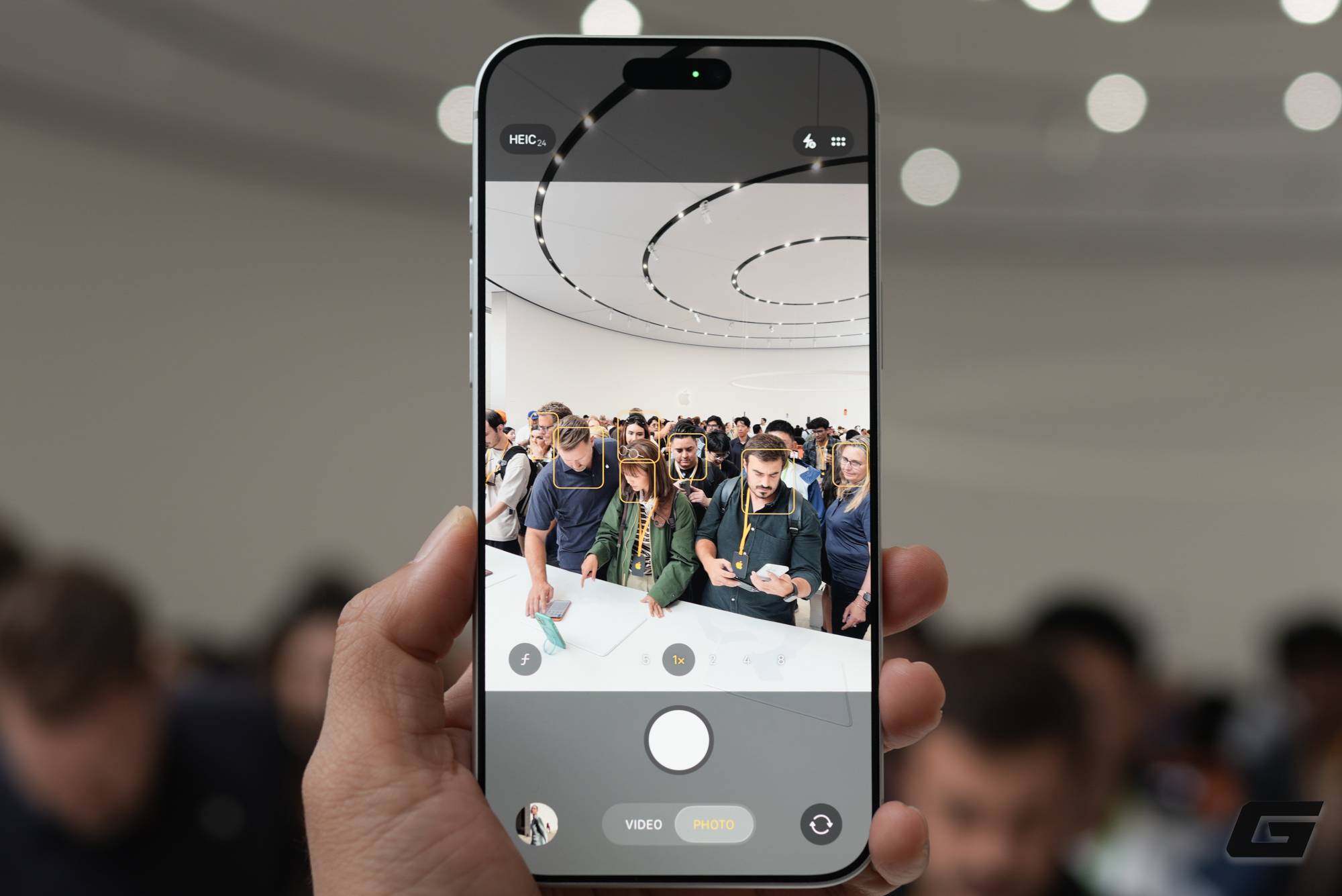 Trên tay iPhone 17 Pro Max tại Mỹ: Camera nâng cấp lớn, bộ ba chip mới A19 Pro + N1 + C1X, pin trâu nhất lịch sử nhưng phải đánh đổi dày và nặng hơn, giá tại Việt Nam cũng cao hơn- Ảnh 10. Trên tay iPhone 17 Pro Max tại Mỹ: Camera nâng cấp lớn, bộ ba chip mới A19 Pro + N1 + C1X, pin trâu nhất lịch sử nhưng phải đánh đổi dày và nặng hơn, giá tại Việt Nam cũng cao hơn- Ảnh 10.
