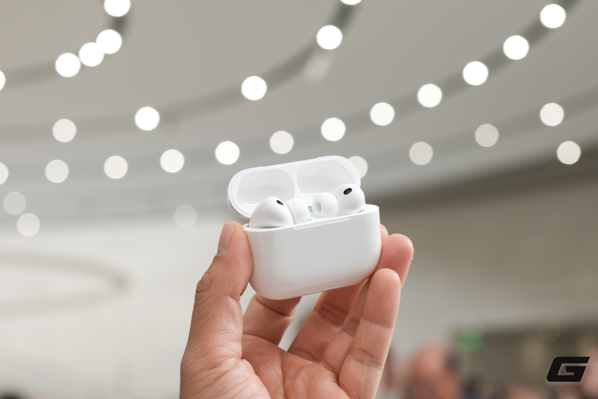 Trên Tay Airpods Pro 3: Thiết Kế Nhỏ Gọn , Cảm Biến Nhịp Tim Và Chống Ồn Vượt Trội - Ảnh 2. Trên Tay Airpods Pro 3: Thiết Kế Nhỏ Gọn , Cảm Biến Nhịp Tim Và Chống Ồn Vượt Trội - Ảnh 2.