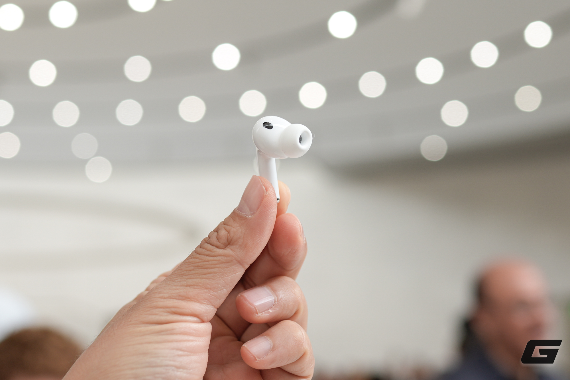 Trên Tay Airpods Pro 3: Thiết Kế Nhỏ Gọn , Cảm Biến Nhịp Tim Và Chống Ồn Vượt Trội - Ảnh 1. Trên Tay Airpods Pro 3: Thiết Kế Nhỏ Gọn , Cảm Biến Nhịp Tim Và Chống Ồn Vượt Trội - Ảnh 1.
