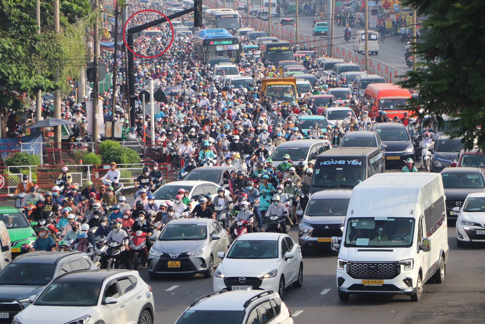 Hình ảnh xe cứu thương chật vật di chuyển trên Quốc lộ 13 giữa ùn tắc giao thông - Ảnh 3. Hình ảnh xe cứu thương chật vật di chuyển trên Quốc lộ 13 giữa ùn tắc giao thông - Ảnh 3.