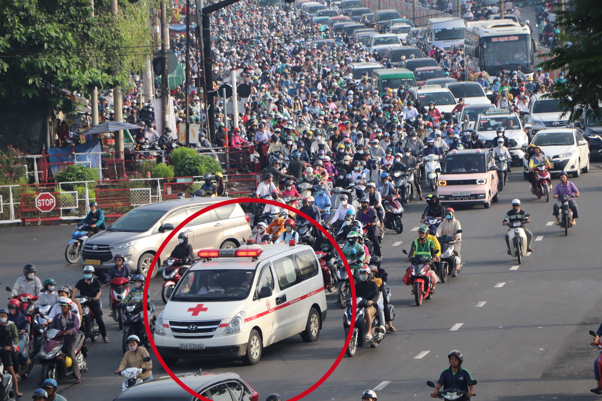 Hình ảnh xe cứu thương chật vật di chuyển trên Quốc lộ 13 giữa ùn tắc giao thông - Ảnh 4. Hình ảnh xe cứu thương chật vật di chuyển trên Quốc lộ 13 giữa ùn tắc giao thông - Ảnh 4.