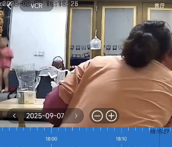 Con trai 3 tuổi đang cầm điện thoại chơi thì sự cố xảy ra khiến cả gia đình hoảng hốt, vội chạy tới ứng cứu - Ảnh 1.