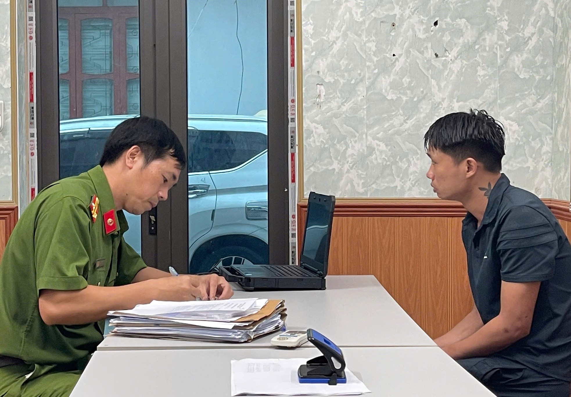 Sang bàn bên cạnh mời bia, nam thanh niên bị đánh trọng thương- Ảnh 1. Sang bàn bên cạnh mời bia, nam thanh niên bị đánh trọng thương- Ảnh 1.