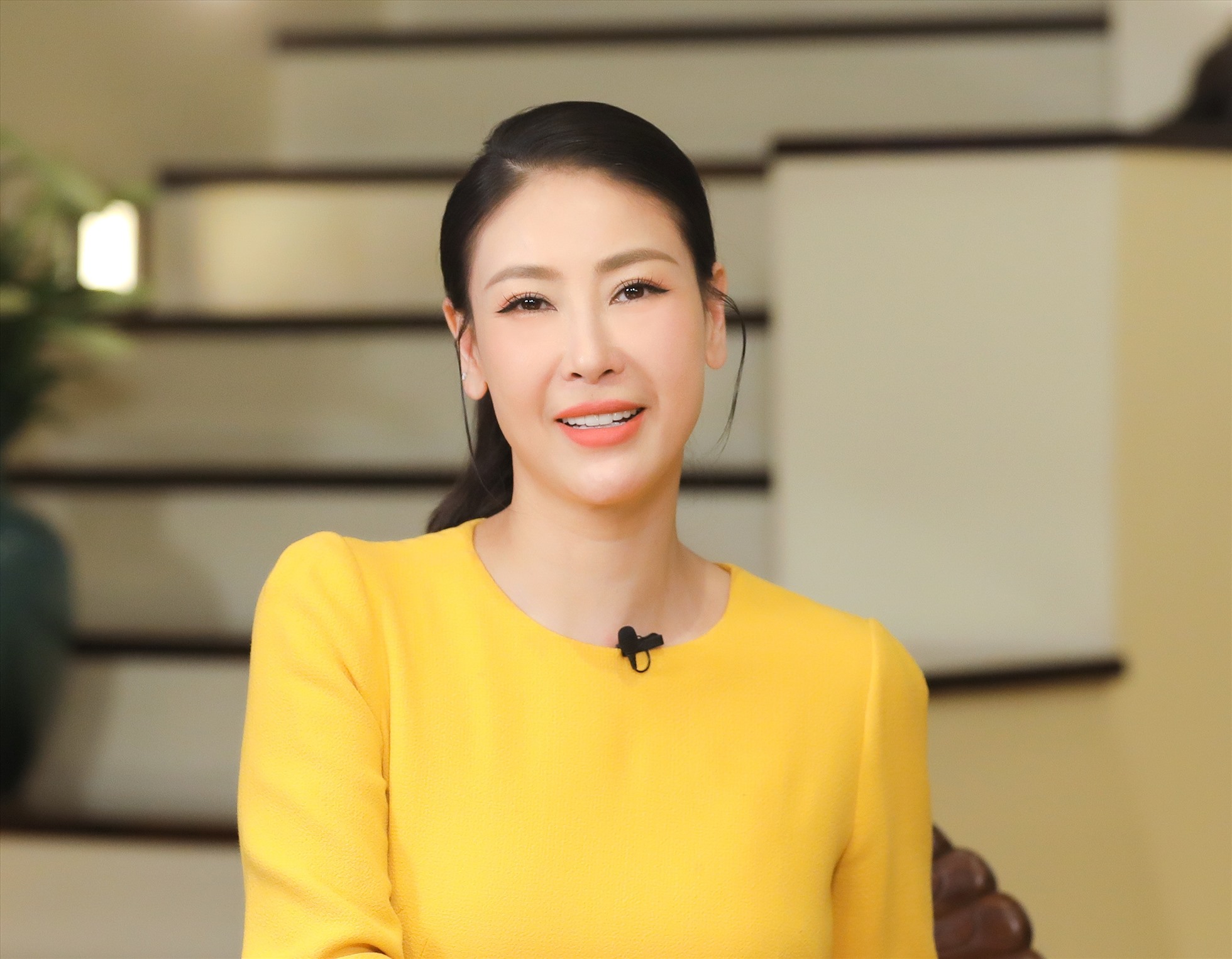 Một hoa hậu ở tuổi 49: Sống trong “siêu biệt thự” 400 tỷ đồng tại quận 2, được chồng yêu chiều hết mực - Ảnh 1.