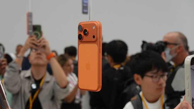 iPhone 17 Pro Max chính thức ra mắt: Thiết kế mới gây tranh cãi, giá tăng lên mức từ 38 triệu, Việt Nam mở bán sớm nhất cùng các thị trường top đầu - Ảnh 4. iPhone 17 Pro Max chính thức ra mắt: Thiết kế mới gây tranh cãi, giá tăng lên mức từ 38 triệu, Việt Nam mở bán sớm nhất cùng các thị trường top đầu - Ảnh 4.