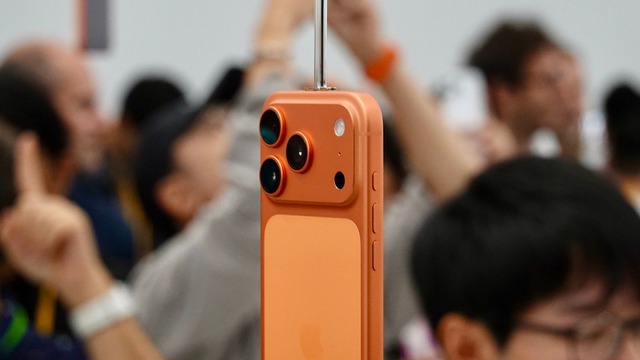 iPhone 17 Pro Max chính thức ra mắt: Thiết kế mới gây tranh cãi, giá tăng lên mức từ 38 triệu, Việt Nam mở bán sớm nhất cùng các thị trường top đầu - Ảnh 5. iPhone 17 Pro Max chính thức ra mắt: Thiết kế mới gây tranh cãi, giá tăng lên mức từ 38 triệu, Việt Nam mở bán sớm nhất cùng các thị trường top đầu - Ảnh 5.