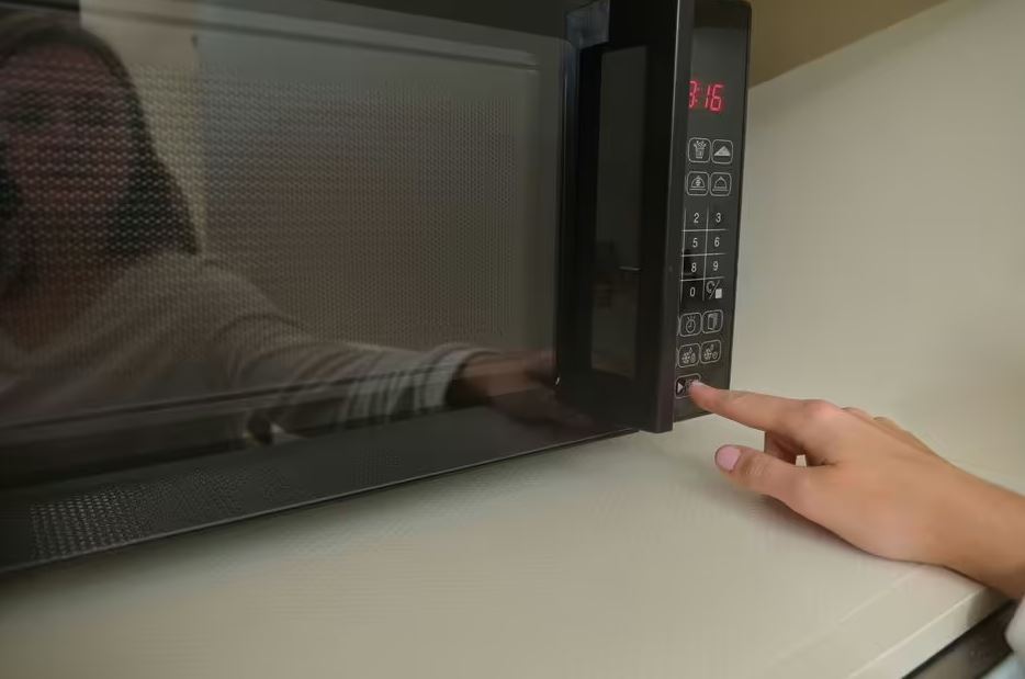 Nút bí mật trên lò vi sóng không phải ai cũng để ý nhưng giúp thức ăn ngon hơn gấp nhiều lần- Ảnh 1.