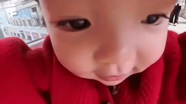 Bé gái 2 tuổi gây sốt toàn cầu với hơn 360 lượt xem chỉ bằng video theo góc nhìn ‘con muỗi’- Ảnh 1.