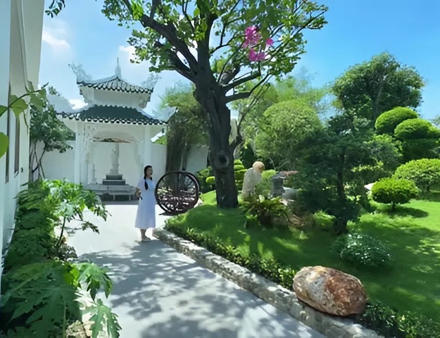 Đệ nhất mỹ nhân Việt sở hữu nhà vườn 3000m2 ở TP.HCM, cát xê 30 cây vàng, 53 tuổi không lấy chồng- Ảnh 7. Đệ nhất mỹ nhân Việt sở hữu nhà vườn 3000m2 ở TP.HCM, cát xê 30 cây vàng, 53 tuổi không lấy chồng- Ảnh 7.