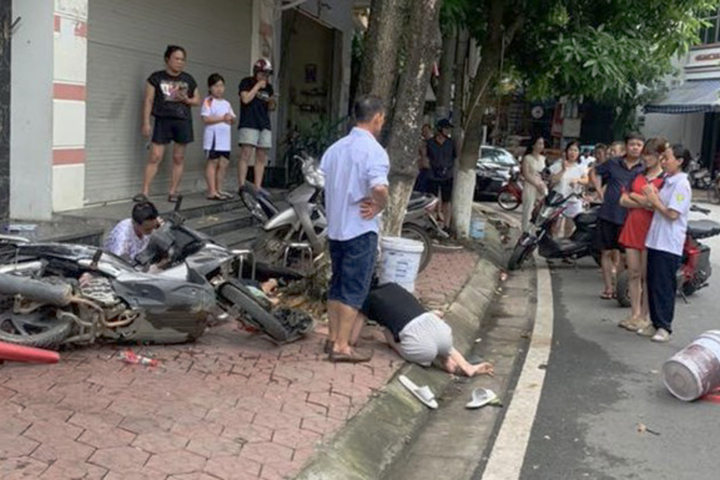 Bé trai tử vong thương tâm Khi vặn tay ga xe máy ở Lào Cai - Ảnh 1. Bé trai tử vong thương tâm Khi vặn tay ga xe máy ở Lào Cai - Ảnh 1.
