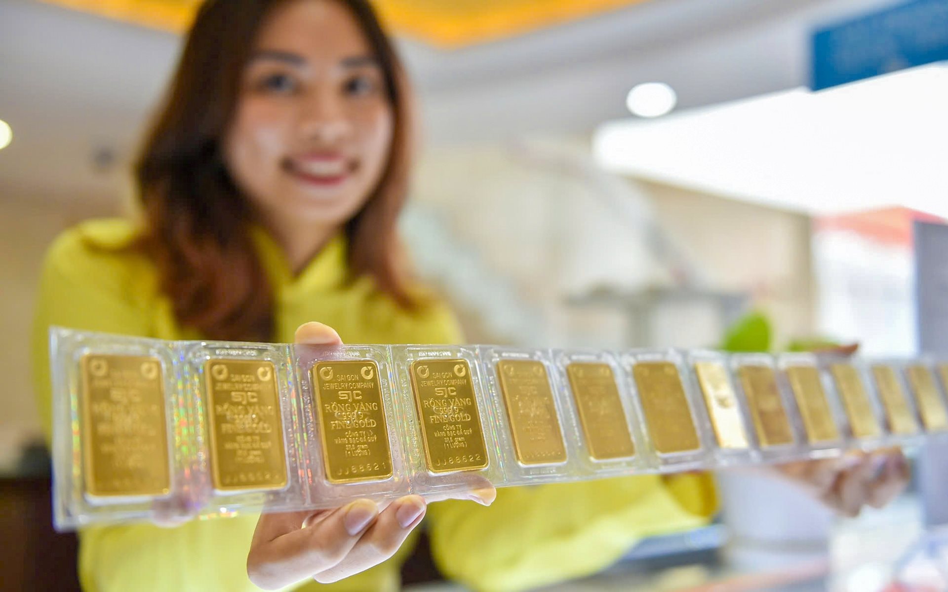 Giá vàng miếng SJC và vàng nhẫn quay đầu giảm mạnh - Ảnh 4.