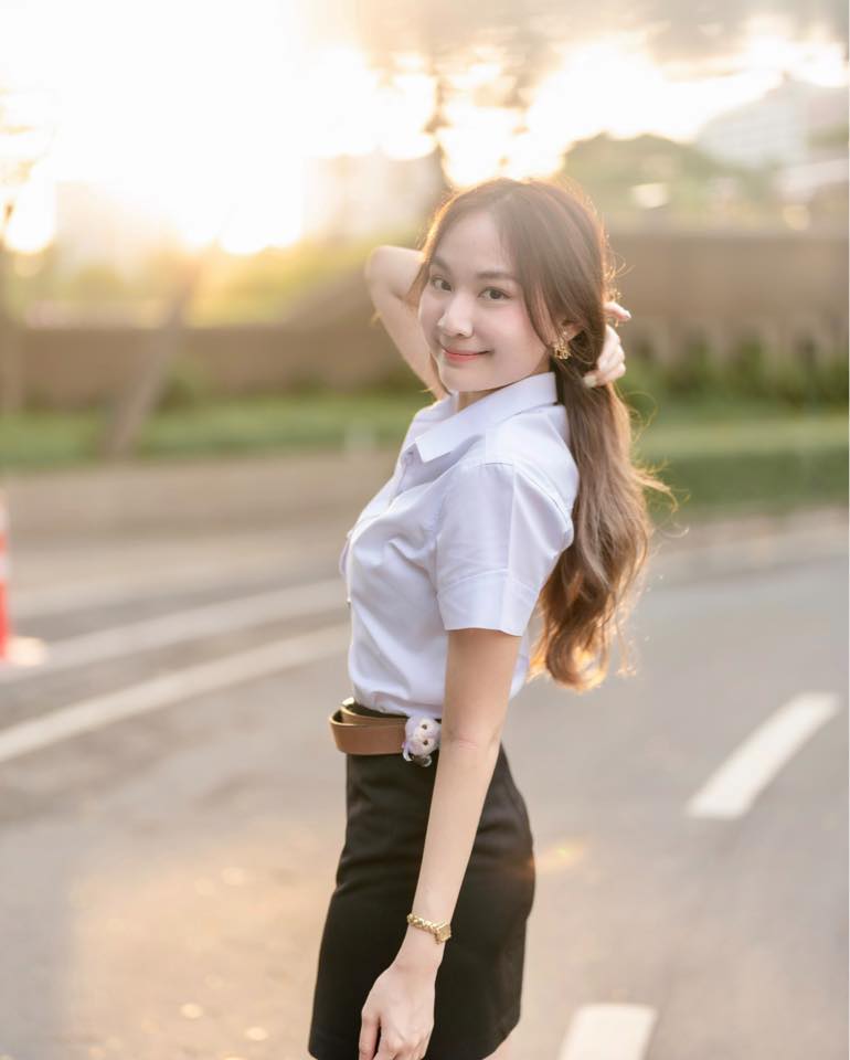 Ái nữ nhà HLV Kiatisuk xinh như hoa hậu, từng được "đẩy thuyền" với Văn Toàn nay hẹn hò trai đẹp y khoa gây sốt! - Ảnh 11. Ái nữ nhà HLV Kiatisuk xinh như hoa hậu, từng được "đẩy thuyền" với Văn Toàn nay hẹn hò trai đẹp y khoa gây sốt! - Ảnh 11.